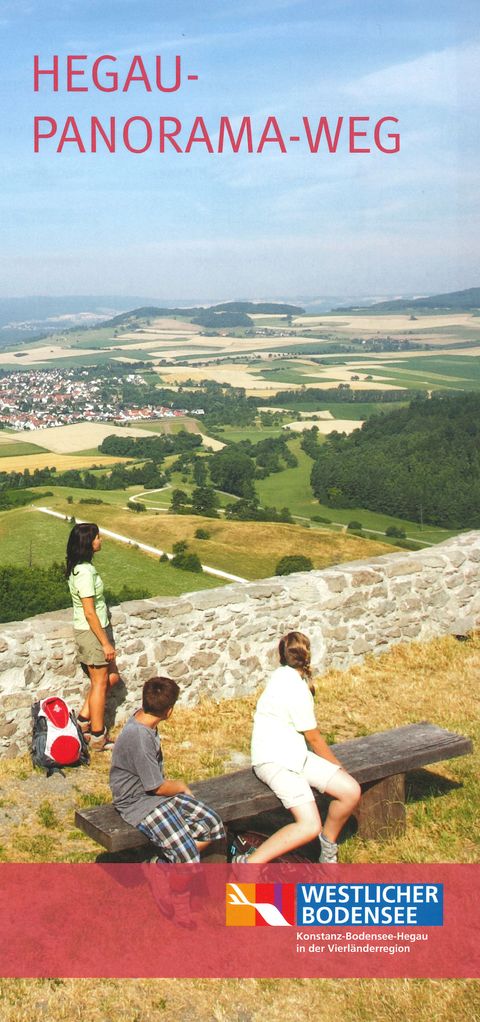 Titelseite Wanderkarte "Hegau-Panoramaweg". Auf dem Bild ist eine Frau (an der Mauer stehend) mit 2 Kindern auf einer Bank sitzend zu sehen, die vom Hohentwiel über die Stadt Singen Singen und den Hegau schauen.