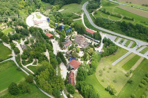 Die Lochmühle aus der Vogelperspektive. Zu sehen sind die Gebäude, der große Teich, Quadbahnen, Steinbruch und weitere Freizeitanlagen