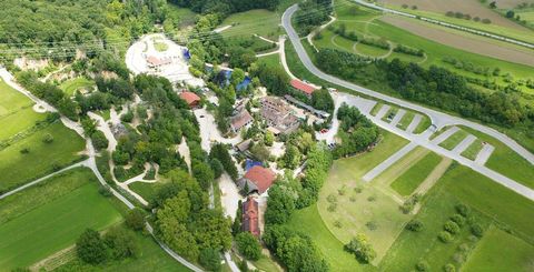 Die Lochmühle aus der Vogelperspektive. Zu sehen sind die Gebäude, der große Teich, Quadbahnen, Steinbruch und weitere Freizeitanlagen