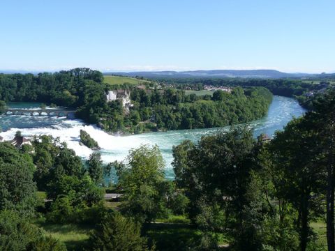 Der Rheinfall in Schaffhausen aus der Vogelperspektive mit Schloss Laufen im Hintergrund  (© Rheinfall Schaffhausen)
