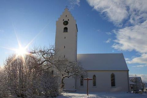 Schneebedeckte Wallfahrtskirche St. Maria Rorgenwies im Winter mit Kirchturm ("Bild: Jan Rieger (CC BY-SA 3.0)